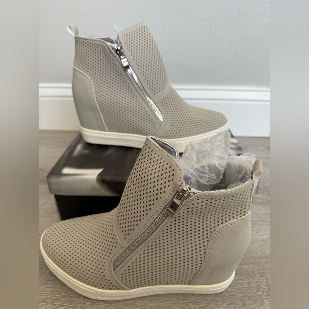 NIB Women's Gray Ankle Wedge Sneaker size 8
